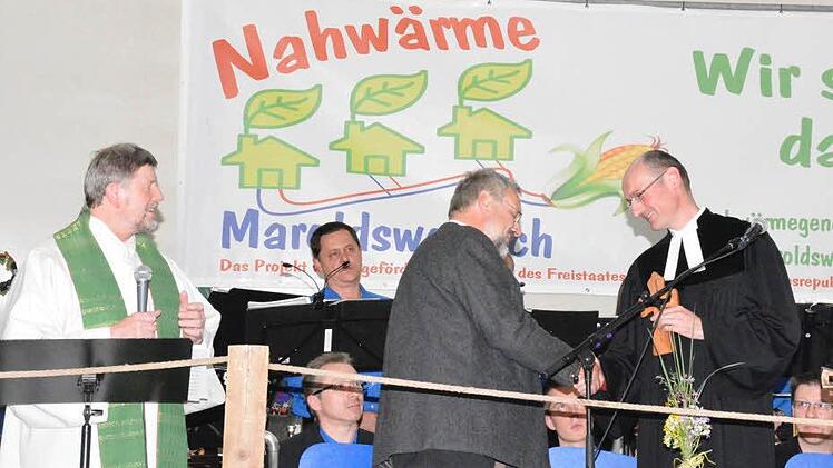 Die beiden Geistlichen Pfarrer Richard Brütting (links) und Pfarrer Martin Popp-Posekardt (rechts) weihten die neue Anlage ein und überreichten an Peter Pratsch ein Kreuz. Foto: Schmidt
