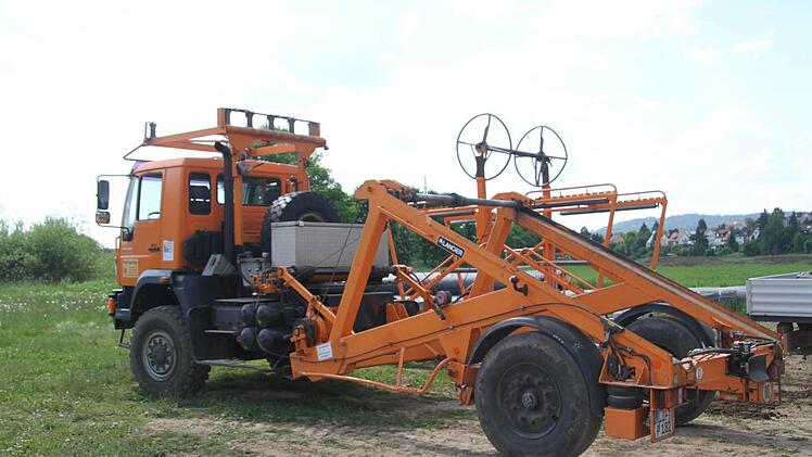 High-Tech-Maschinen und kaum Manneskraft - so geht Flutmuldenbau 2014.