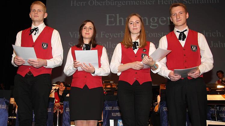 Seit fünf Jahren aktiv bei der Jugendkapelle mit von der Partie sind Martin Schultheiß, Svenja Goller, Viktoria Feyerherd und Constantin Friedrich. Foto: so