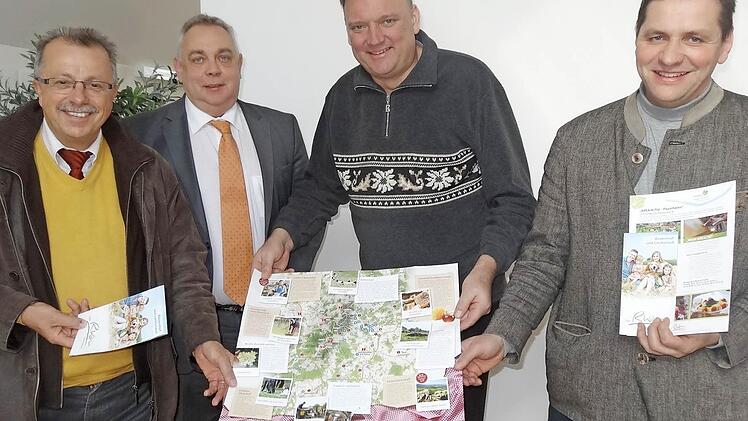 Bad Kissingens stellvertretender Landrat Emil Müller (von links), Geerd Müller, Michael Pfaff und Peter Schmidt stellen den Flyer vor.  Foto: Eckert