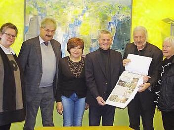 Kreiskulturreferentin Gisela Lang, Karl und Margitte Weiß von der KMW-Stiftung, Landrat Oswald Marr, Ingo Cesaro und Gisela Gülpen (von links) bei der Übergabe des Pressespiegels.  Foto: Heike Schülein
