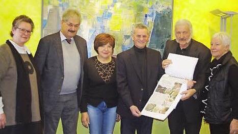 Kreiskulturreferentin Gisela Lang, Karl und Margitte Weiß von der KMW-Stiftung, Landrat Oswald Marr, Ingo Cesaro und Gisela Gülpen (von links) bei der Übergabe des Pressespiegels.  Foto: Heike Schülein