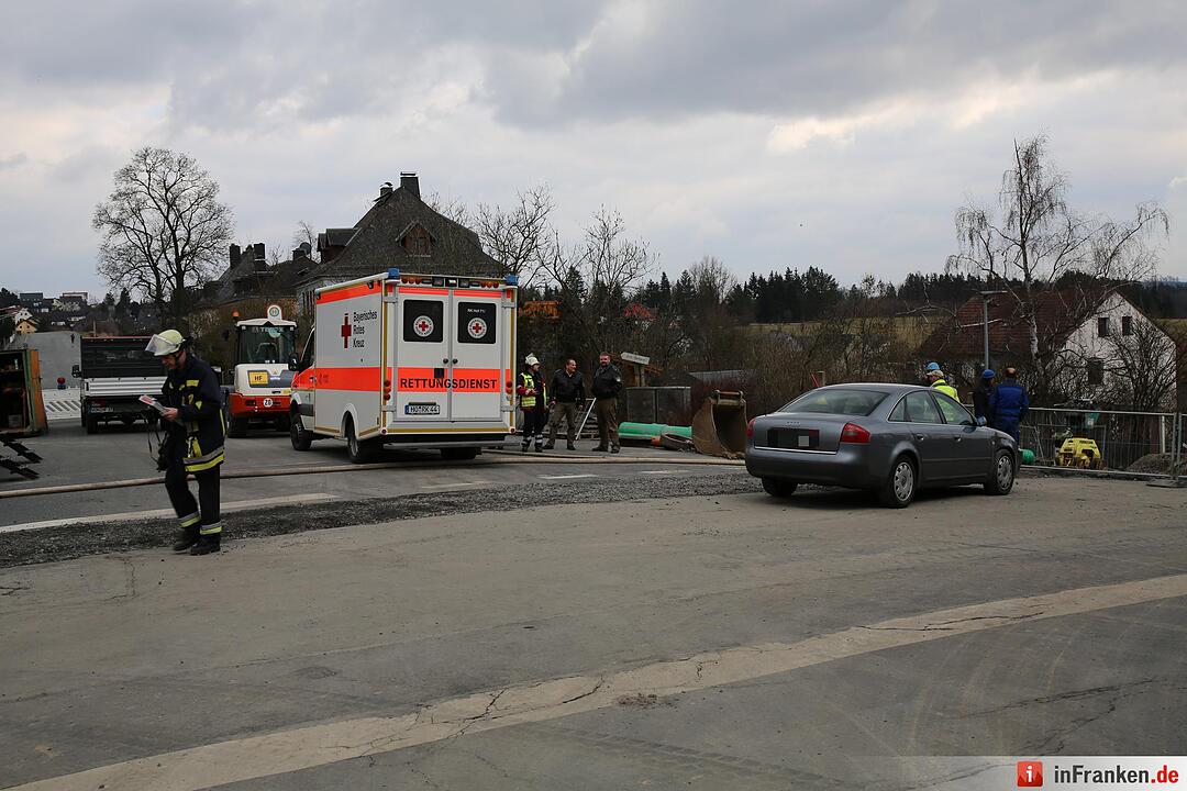 Autofahrer in Hof stürzt mit Pkw in Baugrube