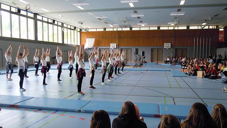 Tanzen und Singen in Abwechslung: Kurzweiliges Programm für die Zuschauer beim Tanz- und Bandfest in der Dreifachturnhalle. Foto: Julia Raab