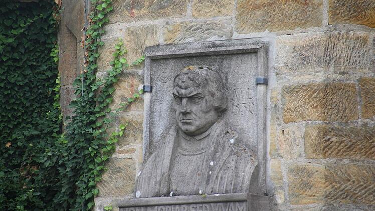 Das Lutherportrait an der Steinernen Kemenate. Sie dürfte innen teilweise noch so sein, wie Luther sie erlebte. Foto: Simone Bastian