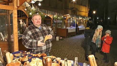 Basteleien und handwerklich gefertigte Artikel waren im Angebot. Hier zum Beispiel Herzen und andere Artikel aus Holz.