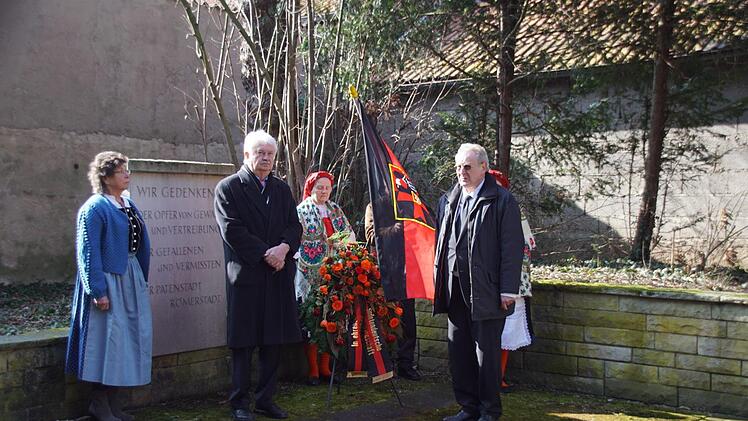 Zum  Kriegerdenkmal in Zeil gehört auch der Gedenkstein für die Opfer von Krieg und Vertreibung aus Römerstadt. Dort legten Bezirksobmann Alfred Kipplinger (rechts) und Kreisobmann Karl-Heinz Schübert (Zweiter  von links) zum "Tag des Selbstbestimmungsrechts" einen Kranz nieder.