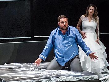 Liebesdrama auf der Opernbühne: Judith Kuhn sang die Titelpartie in der Neuinszenierung von "Rusalka" am Landestheater Coburg. Als PRinz gastierte Mirko Roschkowski.Foto: Jochen Berger