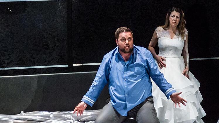 Liebesdrama auf der Opernbühne: Judith Kuhn sang die Titelpartie in der Neuinszenierung von "Rusalka" am Landestheater Coburg. Als PRinz gastierte Mirko Roschkowski.Foto: Jochen Berger