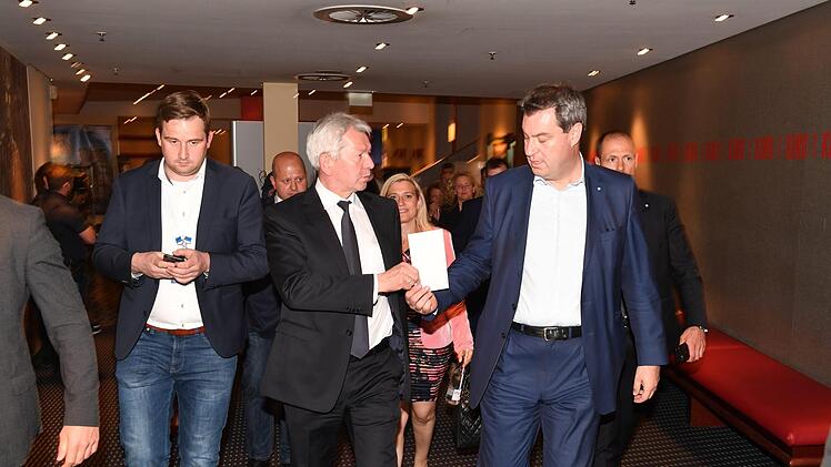 Söder mit Bambergs Landrat Johann Kalb, dahinter Melanie Huml und Landtagskandidat Holger Dremel  Foto: Ronald Rinklef