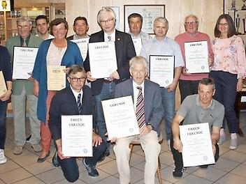 Die f&uuml;r 40, 50, 65 und 70 Jahre geehrten Mitglieder des SC Kemmern Foto: Gerd Fahner