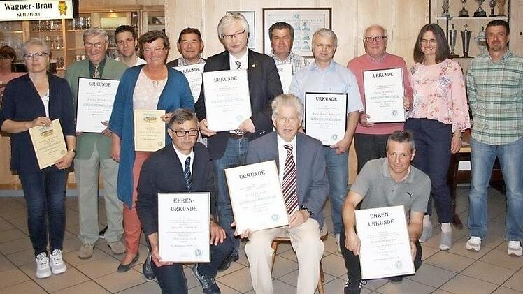 Die f&uuml;r 40, 50, 65 und 70 Jahre geehrten Mitglieder des SC Kemmern Foto: Gerd Fahner