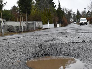 Die Anwohner der St.-Getreu-Straße hätten nichts gegen eine Erneuerung der maroden Asphaltdecke - eine komplette Neuerschließung lehnen sie jedoch ab. Foto: Ronald Rinklef/Archiv