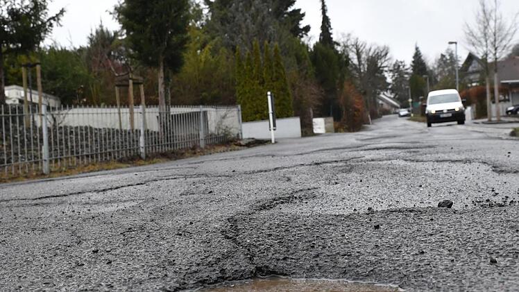 Die Anwohner der St.-Getreu-Straße hätten nichts gegen eine Erneuerung der maroden Asphaltdecke - eine komplette Neuerschließung lehnen sie jedoch ab. Foto: Ronald Rinklef/Archiv