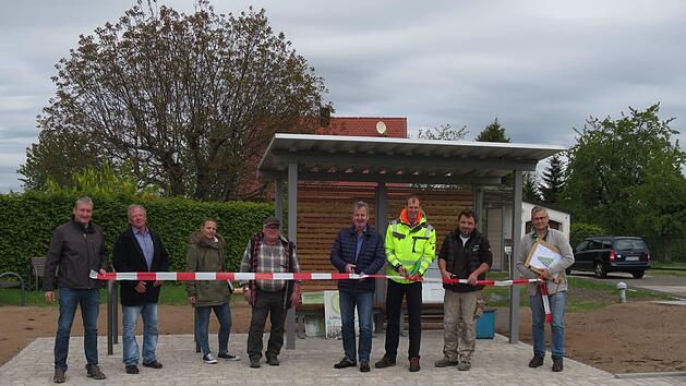 Zur Einweihung des neu gestalten Platzes Lillinger Höhe versammelten sich (v. l.) Henrik Mayer (Stadt Gräfenberg), Alfred Pfister (Bauoberleitung), Nadine Dirol und Christof Dirol (Erdbau Schlick), Hans-Jürgen Nekolla (Bürgermeister Gräfenberg), Michael Ullwer (ALE Oberfranken), Karl Otzmann (örtlicher TG-Vorsitzender) und  Uwe Vollmuth (Bauoberleitung) Foto: PR