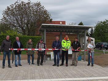 Zur Einweihung des neu gestalten Platzes Lillinger H&ouml;he versammelten sich (v.&nbsp;l.) Henrik Mayer (Stadt Gr&auml;fenberg), Alfred Pfister (Bauoberleitung), Nadine Dirol und Christof Dirol (Erdbau Schlick), Hans-J&uuml;rgen Nekolla (B&uuml;rgermeister Gr&auml;fenberg), Michael Ullwer (ALE Oberfranken), Karl Otzmann (&ouml;rtlicher TG-Vorsitzender) und  Uwe Vollmuth (Bauoberleitung) Foto: PR