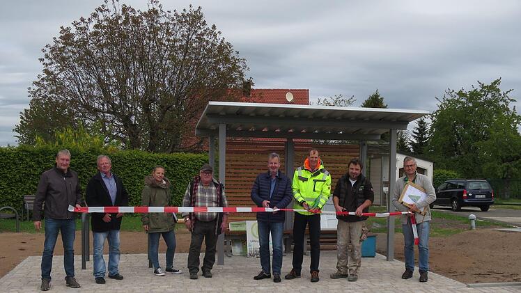 Zur Einweihung des neu gestalten Platzes Lillinger Höhe versammelten sich (v. l.) Henrik Mayer (Stadt Gräfenberg), Alfred Pfister (Bauoberleitung), Nadine Dirol und Christof Dirol (Erdbau Schlick), Hans-Jürgen Nekolla (Bürgermeister Gräfenberg), Michael Ullwer (ALE Oberfranken), Karl Otzmann (örtlicher TG-Vorsitzender) und  Uwe Vollmuth (Bauoberleitung) Foto: PR