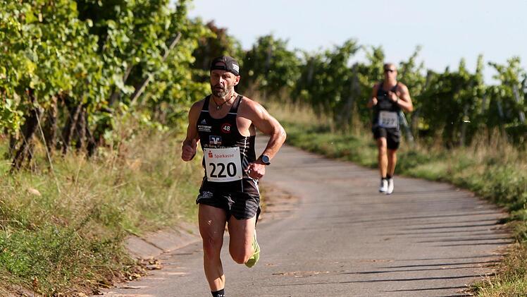 Der Coburger Alexander Finsel eilt bei schönstem Wetter in den Weinbergen einem ungefährdeten Sieg beim Abt-Degen-Lauf entgegen.