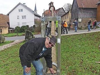 Heinrich Rupprecht am Kirchweihbaum  Foto: Paul Pöhlmann