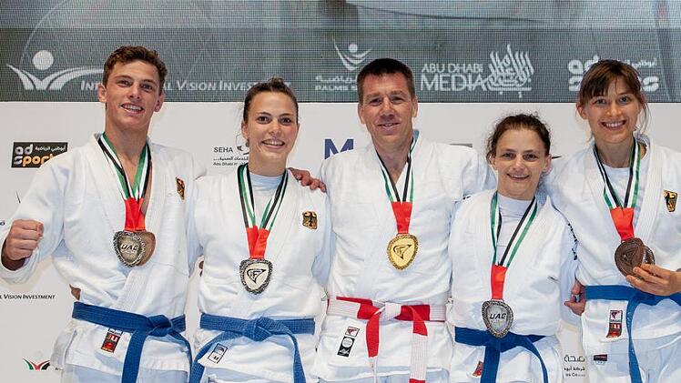 Die erfolgreichen Ju-Jutsu-K&auml;mpfer der Bamberger Wettkampfgruppe bei den Weltmeisterschaften in Abu Dhabi, von links: Simon Attenberger, Theresa Attenberger, Thomas Freitag, Andrea Pflefka, Franziska Freudenberger Foto: J&ouml;rg Eschenfelder/DJJV)