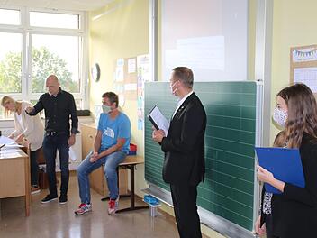 Rektor Frank von Schoen, Lehrer Felix Füller und Bürgermeister Mario Götz im Klassenzimmer.  Foto: Hilmar Ruppert