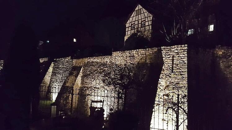 Einen stimmungsvollen Abendspaziergang kann man in Gräfenberg im Stadtgraben machen. Fotos: privat