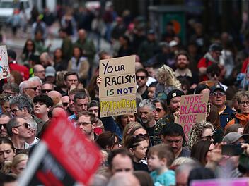 Nach Krawallen in Belfast - Demonstration