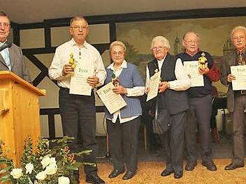 Sie halten dem Verein  seit Jahrzehnten die Treue: Vorsitzender Peter Kirchner, Konrad Strauß, Rosemarie Weingold, Gretel Rottmund, der ehemalige Vorsitzende Werner Heckelmann und  stellvertretender Vorsitzender Karl Schmitt (von links). Fotos: Günther Geiling