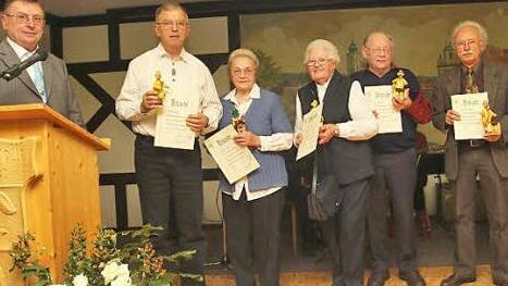 Sie halten dem Verein  seit Jahrzehnten die Treue: Vorsitzender Peter Kirchner, Konrad Strauß, Rosemarie Weingold, Gretel Rottmund, der ehemalige Vorsitzende Werner Heckelmann und  stellvertretender Vorsitzender Karl Schmitt (von links). Fotos: Günther Geiling