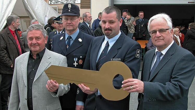 Symbolischer Akt von großer Bedeutung - die Schlüsselübergabe mit (von rechts) Rainer Marr, Markus Reißenberger, Ulrich Biesenecker und Herwig Lösch (Gemeindeverwaltung).