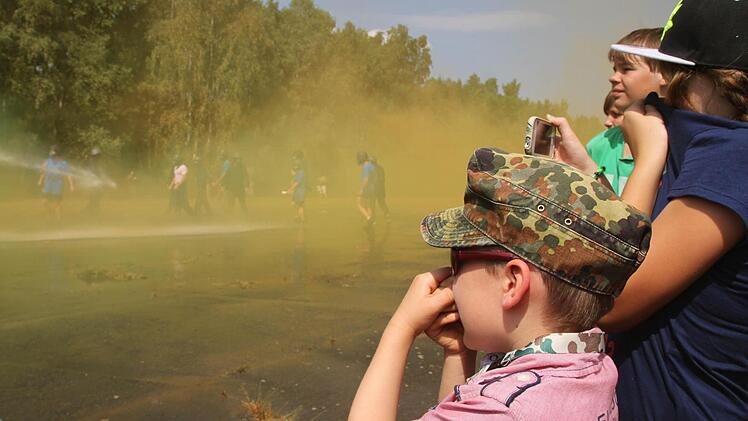 Die Kinder am Rand werden in die Rauchwolke eingehüllt.