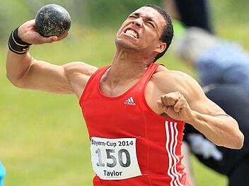 Der Herzogenauracher Adrian Taylor holte im Kugelstoßen alles raus, doch die Konkurrenz im Männerbereich war übermächtig. Fotos: Theo Kiefner