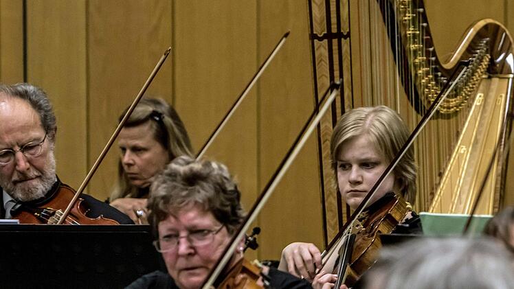 Reichlich Beifall gab es für das Orchester der Musikfreunde Neustadt unter der Leitung von Hans Stähli. Foto: Jochen Berger