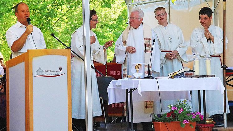 Den Gottesdienst zum Fahrradtag zelebrierte Pater Gottfried Scheer (dritter von rechts). Links Rainer Waldvogel, der Gesamtleiter von Maria Bildhausen, der die zahlreichen Gäste begrüßte. Foto: Dieter Britz