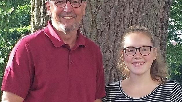 Wolfgang Scheibe, Mitglied der Jugendleitung, verabschiedete Anna Hausdorff. Foto: FCE