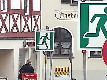 Grün-weiße Schilder weisen Ortsunkundigen beim Mittelalterfest den Weg aus der Innenstadt.  Foto: Bernhard Panzer