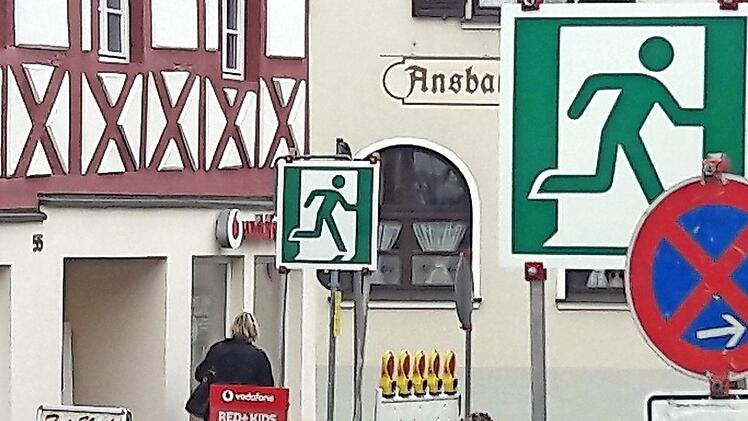 Grün-weiße Schilder weisen Ortsunkundigen beim Mittelalterfest den Weg aus der Innenstadt.  Foto: Bernhard Panzer