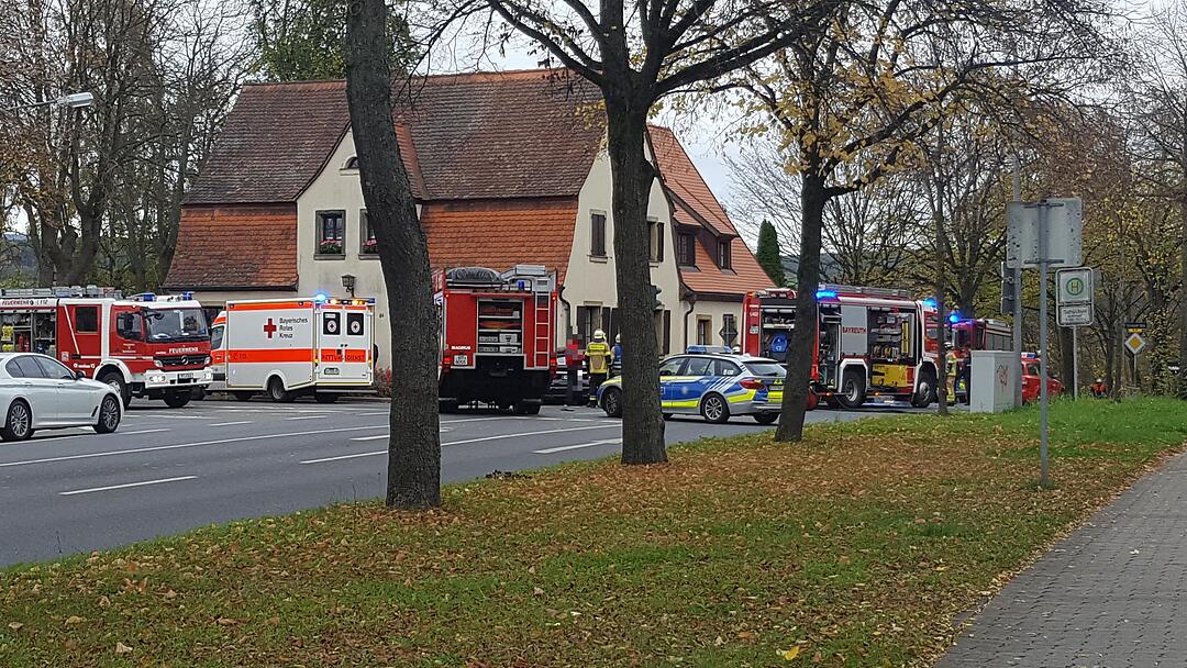 Frau wird bei Crash in Bayreuth im Auto eingeklemmt