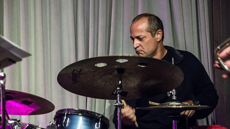 Samuel Torres (Congas) und Bruno Böhmer Camacho am Flügel gastierten mit musikalischen Mitstreitern bei "Leise am Markt" in Coburg: Pablo Bencid (Schlagzeug).Foto: Jochen Berger