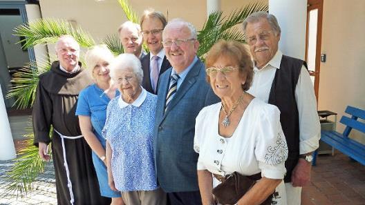 Viele Gratulanten empfing Inge Büttner anlässlich ihres 90. Geburtstages im Pfarrzentrum. Im Bild (von links) Pater Maximilian Kray, Nichte Michaela, Pfarrer Reinhold König, Inge Büttner, Bürgermeister Bernd Rebhan, weiterer Landratsstellvertreter und Bruder Bernd Steger, Schwägerin Eleonore Steger und Bruder Roland Steger. Foto: Dieter Wolf