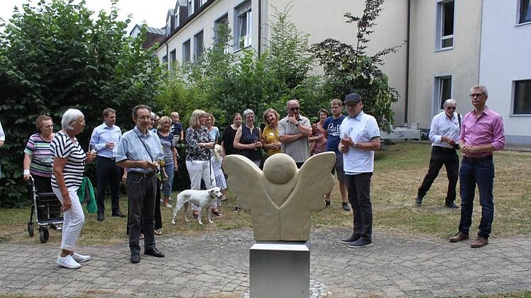 Die Besucher sind fasziniert von der Engelskulptur. Foto: Carmen Schwind