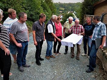 Die umfangreichen Tiefbauarbeiten am Bergweg gehen dem Ende entgegen. Der Gemeinderat hat bei einem Baustellentermin die Ausbaubreite für den Gehweg von den Anwesen 5 bis 9 sowie der Straße festgelegt. Auf Vorschlag von Heinz Mösch sollen noch Einsparmöglichkeiten beim Straßenbau geprüft werden.Werner Reißaus
