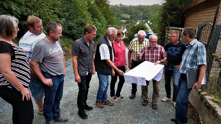 Die umfangreichen Tiefbauarbeiten am Bergweg gehen dem Ende entgegen. Der Gemeinderat hat bei einem Baustellentermin die Ausbaubreite für den Gehweg von den Anwesen 5 bis 9 sowie der Straße festgelegt. Auf Vorschlag von Heinz Mösch sollen noch Einsparmöglichkeiten beim Straßenbau geprüft werden.Werner Reißaus
