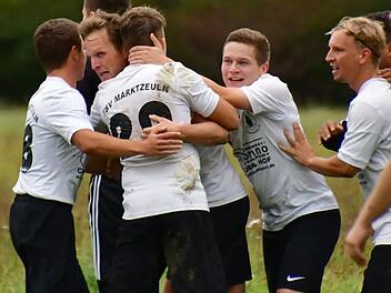 Sp&auml;ter Jubel: Die Marktzeulner freuen sich mit Torsch&uuml;tzen Lukas Engelmann (Zweiter von links) &uuml;ber den Ausgleichstreffer in der 86. Minute.  Foto: Gunther Czepera
