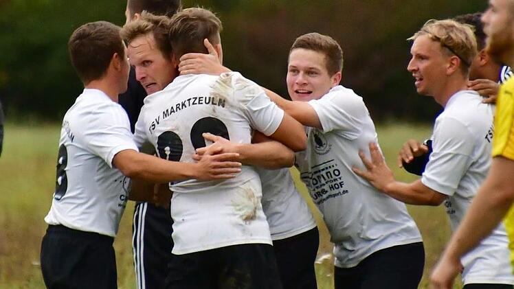 Sp&auml;ter Jubel: Die Marktzeulner freuen sich mit Torsch&uuml;tzen Lukas Engelmann (Zweiter von links) &uuml;ber den Ausgleichstreffer in der 86. Minute.  Foto: Gunther Czepera