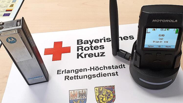 Links ist hier der Motorola Pageboy II zu sehen, ein Gerät, das lange Jahre im Einsatz war. Rechts der aktuelle Pager.