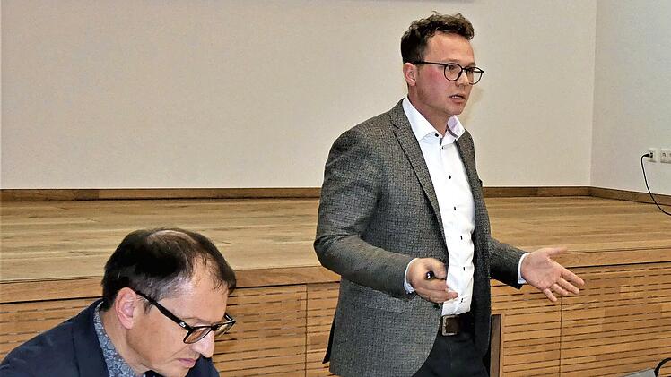 Den aktuellen Sachstand zur Lärmschutzmaßnahme an der B 303 stellte Abteilungsleiter Konstantin Starke dem Marktgemeinderat vor. Links Projektleiter Peter Seyffert