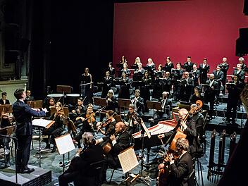 Chor und Philharmonisches Orchester des Landestheaters interpretierten Händels Oratorium "Der Messias" unter Leitung von Chordirektor Mikko Sidoroff.Foto_ Jochen Berger