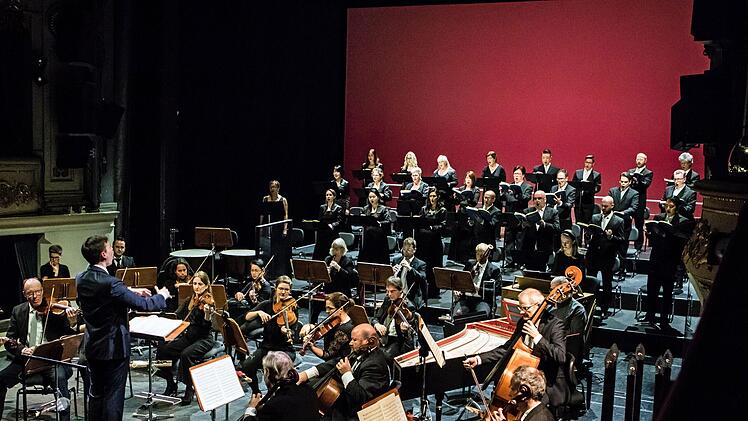 Chor und Philharmonisches Orchester des Landestheaters interpretierten Händels Oratorium "Der Messias" unter Leitung von Chordirektor Mikko Sidoroff.Foto_ Jochen Berger
