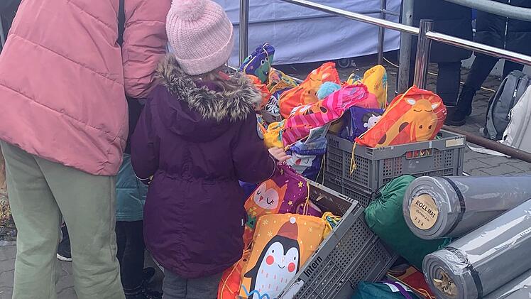 Bunte Rucksäcke hatte die Helfergruppe für die geflüchteten Kinder gepackt und mit zur polnisch-ukrainischen Grenze gebracht.